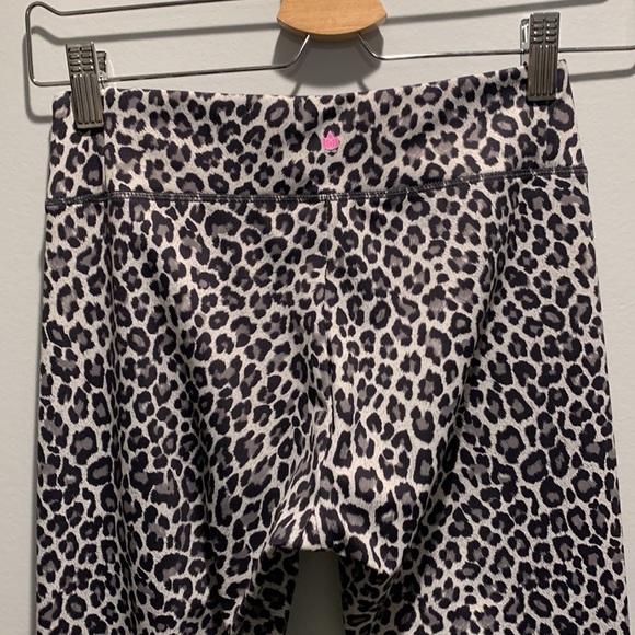 New without tags, EUC Kiragrace animal print leggings, size XS - Picture 6 of 7
